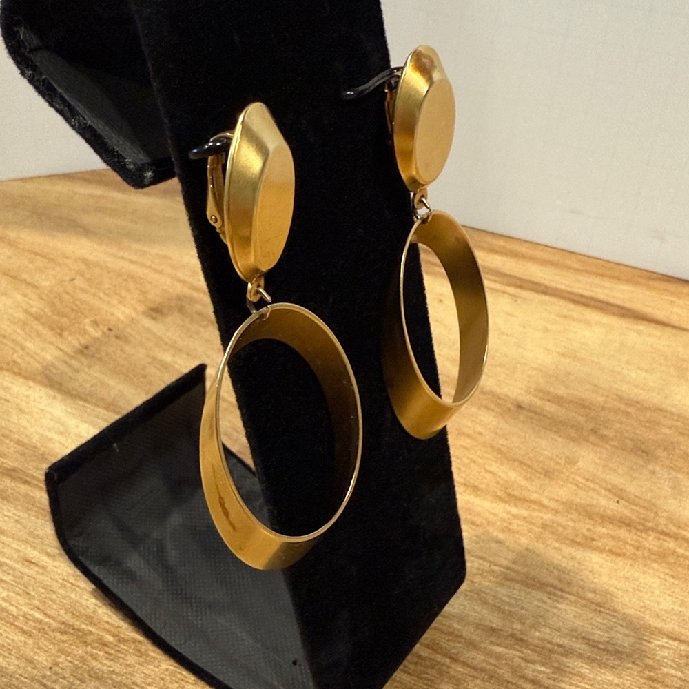 Vintage Gold Tone Oval Drop Clip On Earrings - Picture 3 of 7